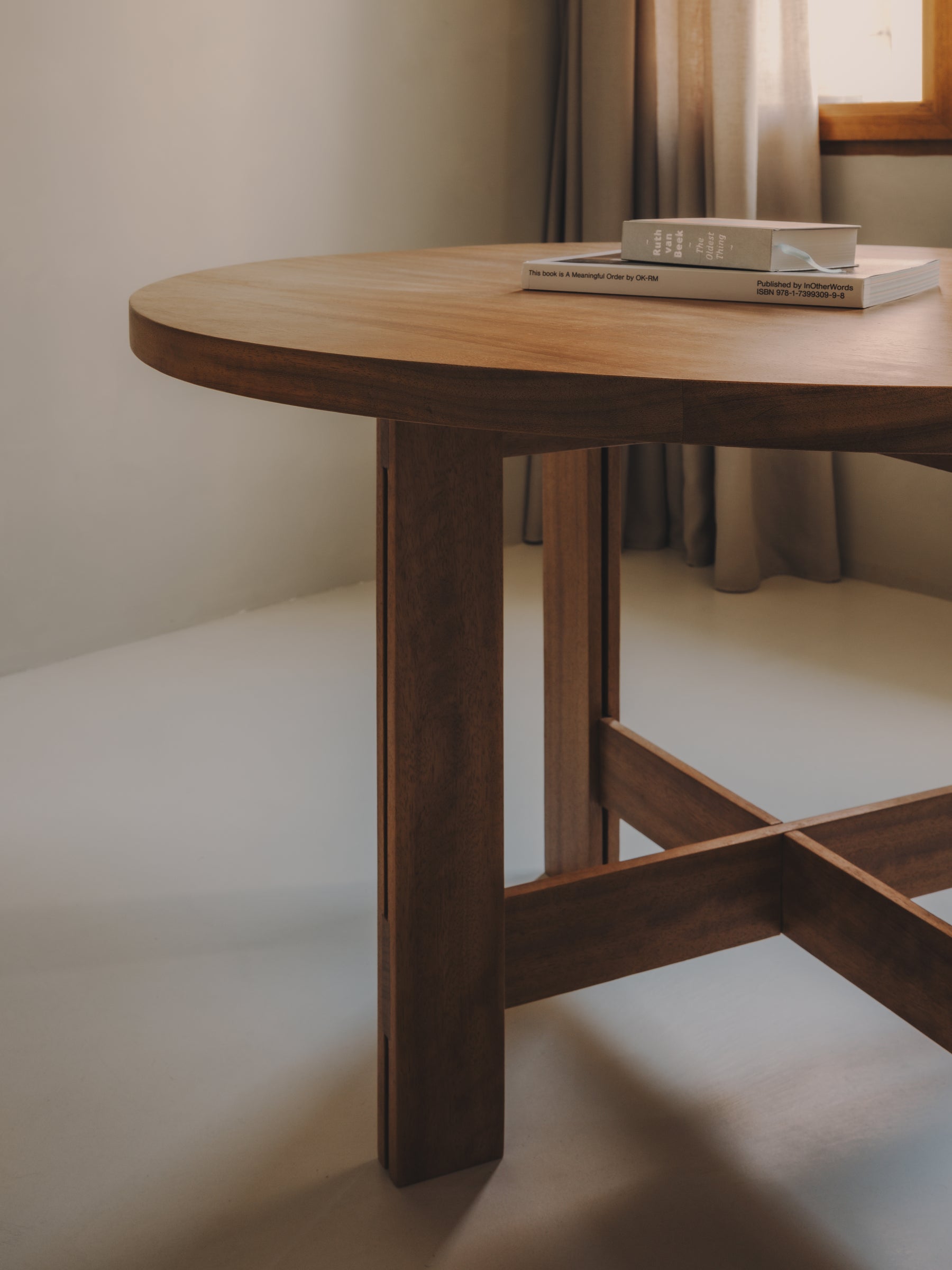 SOBREMESA ROUND TABLE