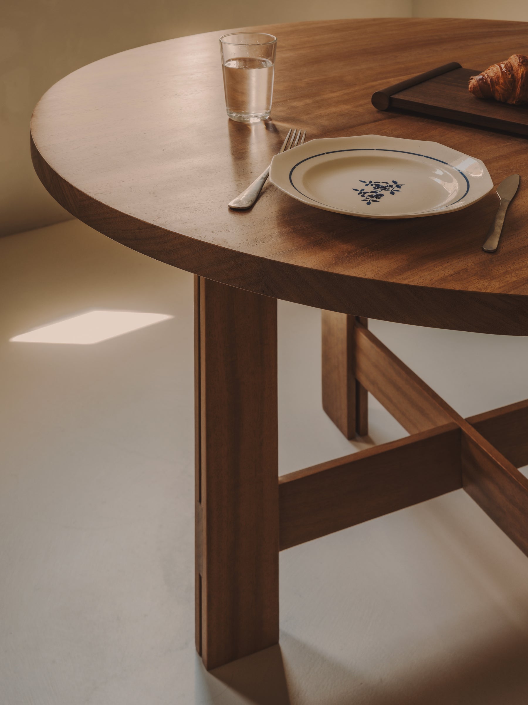 SOBREMESA ROUND TABLE