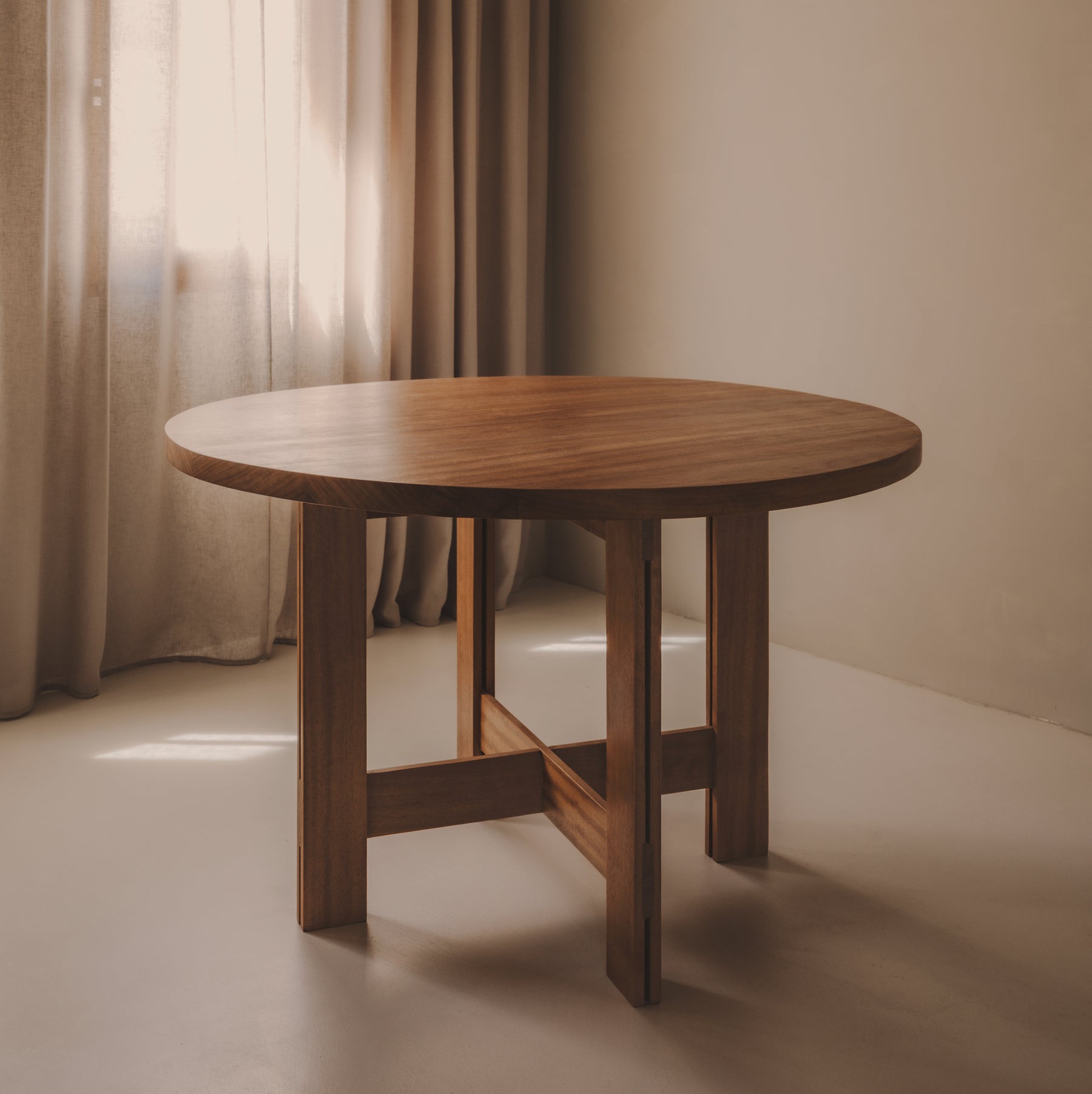 SOBREMESA ROUND TABLE