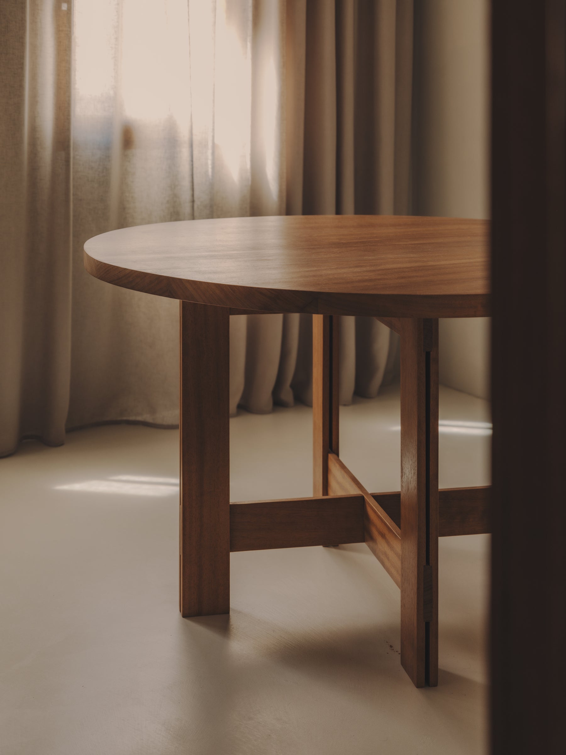 SOBREMESA ROUND TABLE